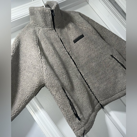 Essentials - Picture 3 of 4